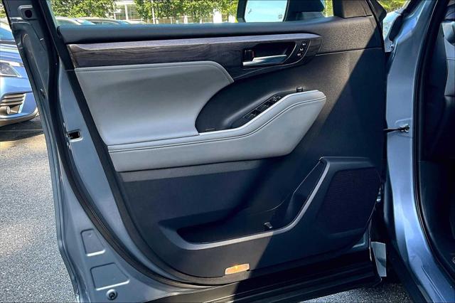 2022 Toyota Highlander Hybrid Platinum