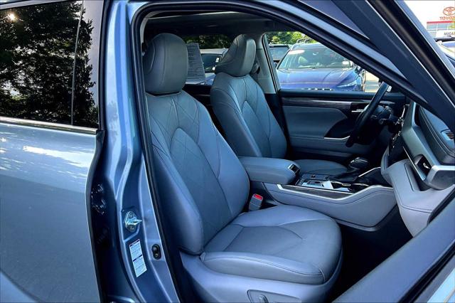 2022 Toyota Highlander Hybrid Platinum