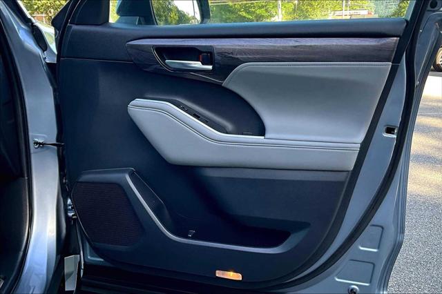 2022 Toyota Highlander Hybrid Platinum