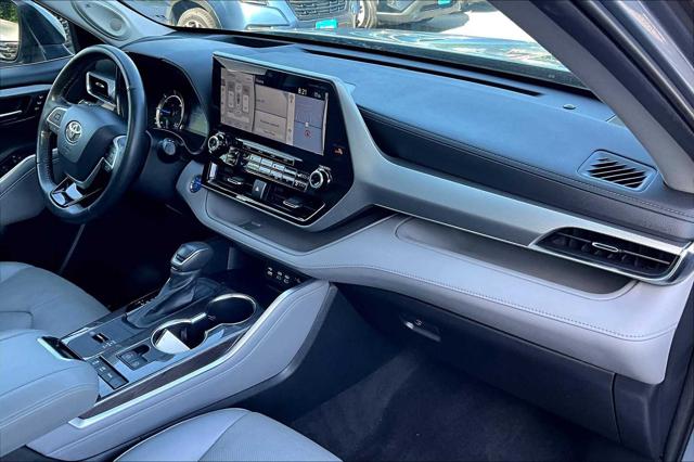 2022 Toyota Highlander Hybrid Platinum