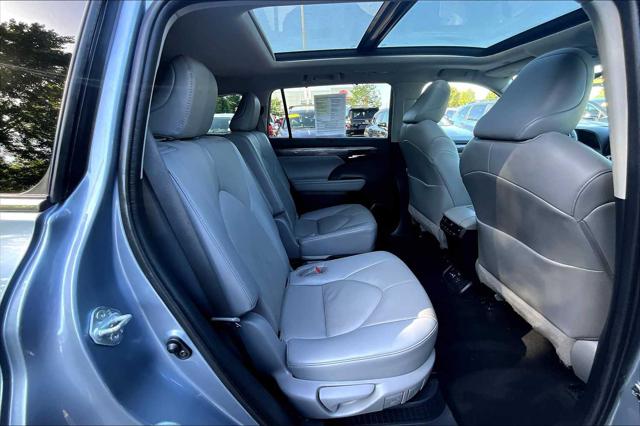 2022 Toyota Highlander Hybrid Platinum