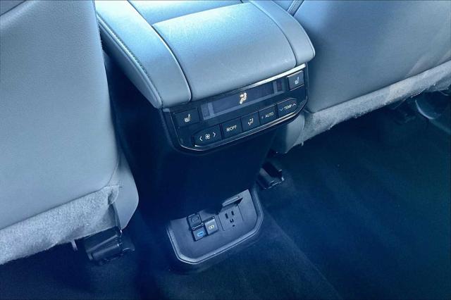 2022 Toyota Highlander Hybrid Platinum