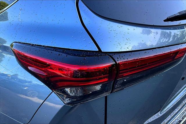 2022 Toyota Highlander Hybrid Platinum