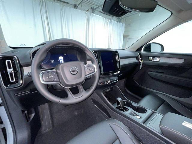 2026 Volvo XC40 Core, B5 AWD Gas (mild hybrid), Dark