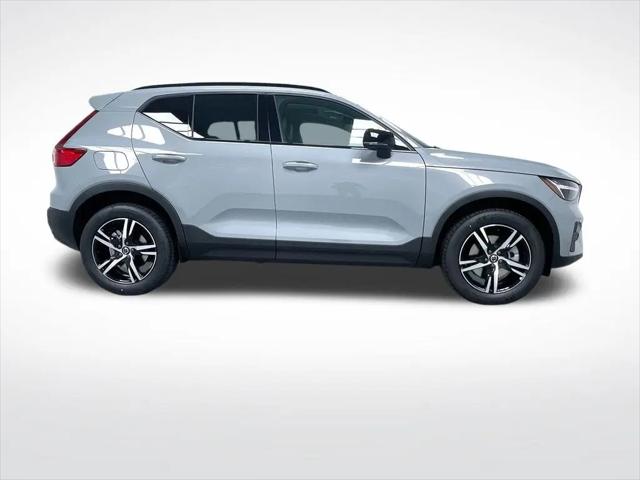 2026 Volvo XC40 Core, B5 AWD Gas (mild hybrid), Dark