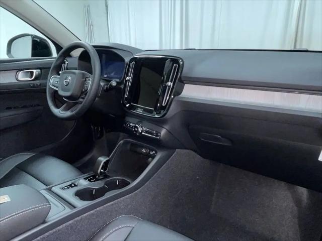 2026 Volvo XC40 Core, B5 AWD Gas (mild hybrid), Dark