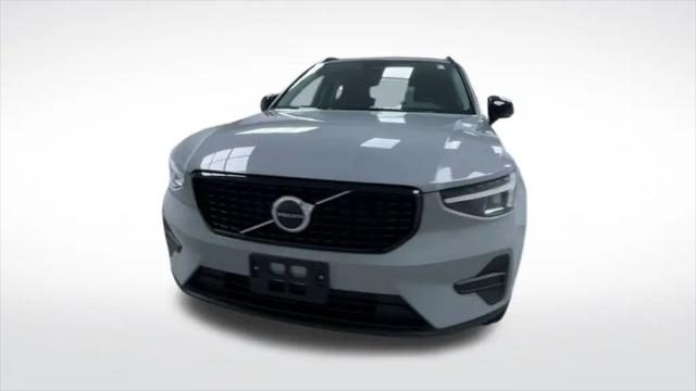 2026 Volvo XC40 Core, B5 AWD Gas (mild hybrid), Dark