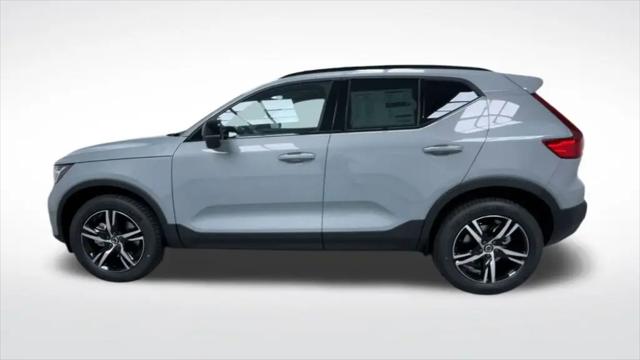 2026 Volvo XC40 Core, B5 AWD Gas (mild hybrid), Dark