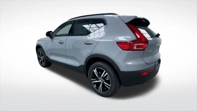 2026 Volvo XC40 Core, B5 AWD Gas (mild hybrid), Dark