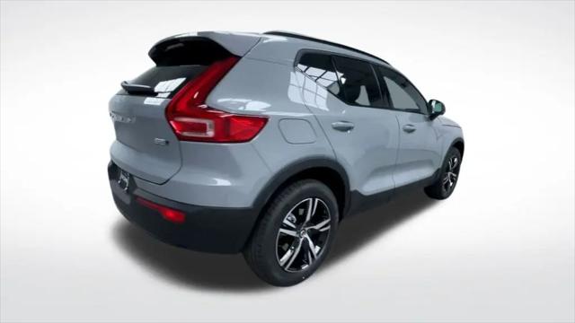 2026 Volvo XC40 Core, B5 AWD Gas (mild hybrid), Dark