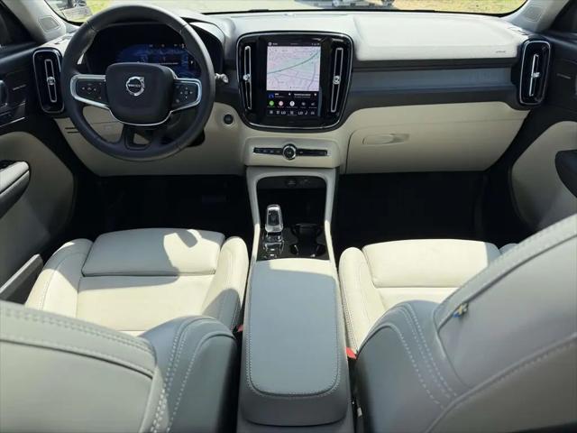 2026 Volvo XC40 Ultra, B5 AWD Gas (mild hybrid), Dark