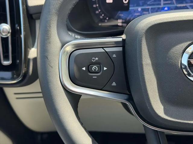 2026 Volvo XC40 Ultra, B5 AWD Gas (mild hybrid), Dark