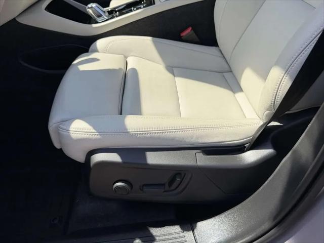 2026 Volvo XC40 Ultra, B5 AWD Gas (mild hybrid), Dark