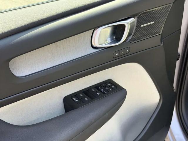 2026 Volvo XC40 Ultra, B5 AWD Gas (mild hybrid), Dark