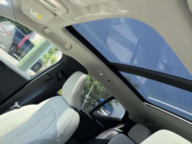 2026 Volvo XC40 Ultra, B5 AWD Gas (mild hybrid), Dark