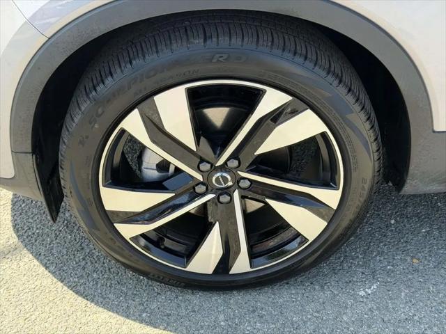 2026 Volvo XC40 Ultra, B5 AWD Gas (mild hybrid), Dark