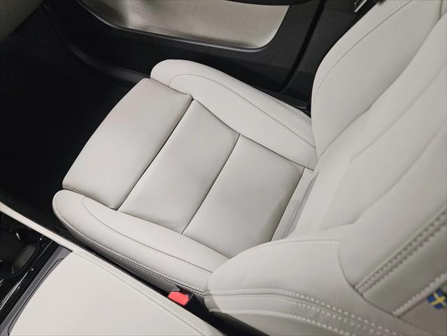 2026 Volvo XC40 Ultra, B5 AWD Gas (mild hybrid), Dark