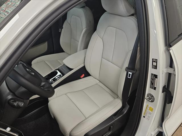 2026 Volvo XC40 Ultra, B5 AWD Gas (mild hybrid), Dark