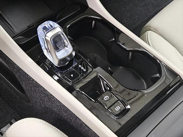 2026 Volvo XC40 Ultra, B5 AWD Gas (mild hybrid), Dark