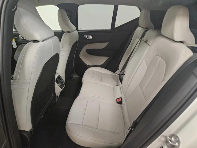 2026 Volvo XC40 Ultra, B5 AWD Gas (mild hybrid), Dark