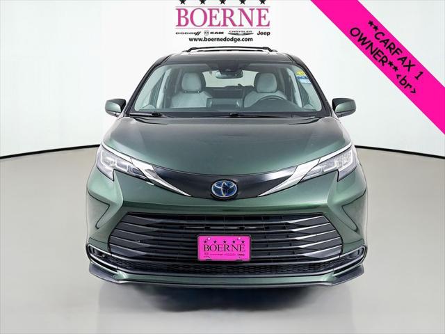 2022 Toyota Sienna LE