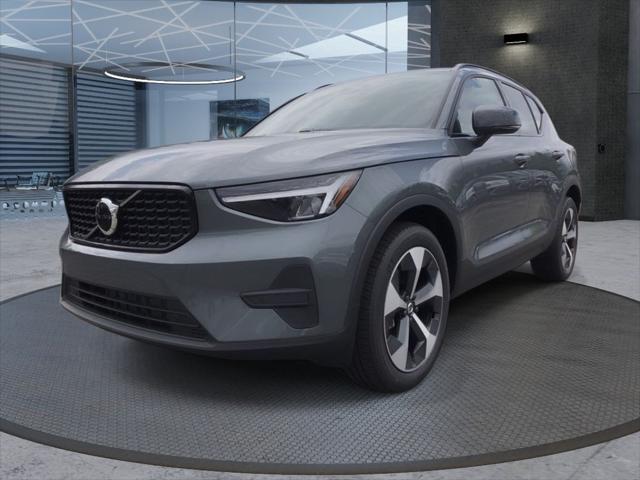 2026 Volvo XC40 Core, B5 AWD Gas (mild hybrid), Dark
