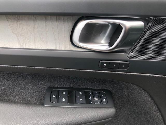 2026 Volvo XC40 Core, B5 AWD Gas (mild hybrid), Dark