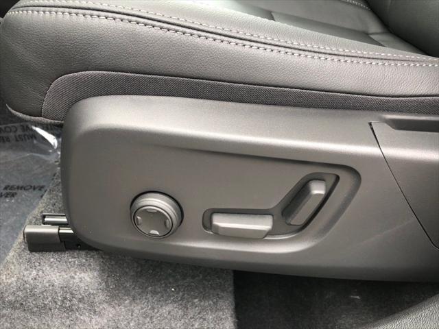 2026 Volvo XC40 Core, B5 AWD Gas (mild hybrid), Dark