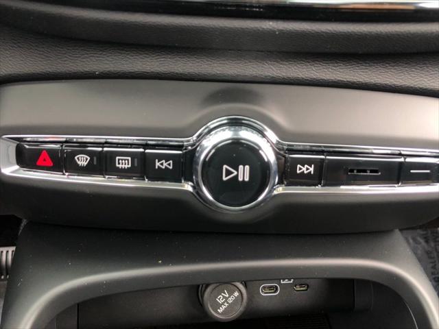 2026 Volvo XC40 Core, B5 AWD Gas (mild hybrid), Dark