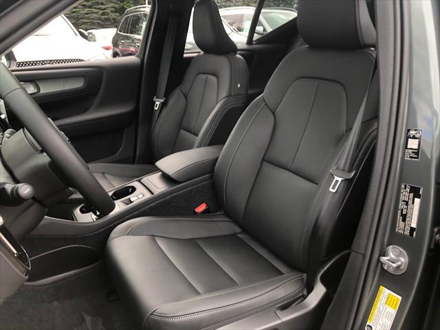 2026 Volvo XC40 Core, B5 AWD Gas (mild hybrid), Dark