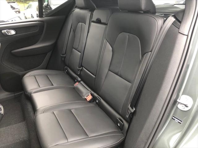 2026 Volvo XC40 Core, B5 AWD Gas (mild hybrid), Dark