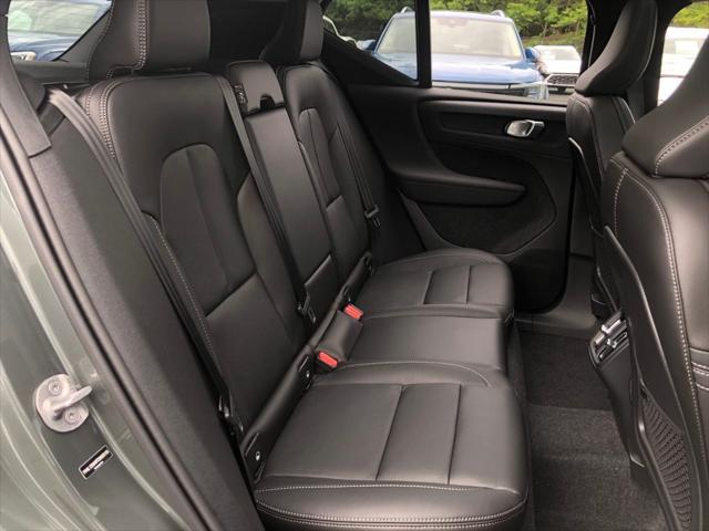 2026 Volvo XC40 Core, B5 AWD Gas (mild hybrid), Dark
