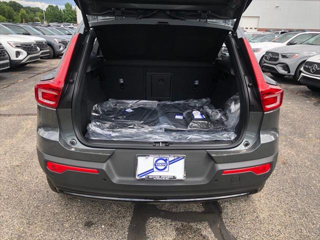 2026 Volvo XC40 Core, B5 AWD Gas (mild hybrid), Dark
