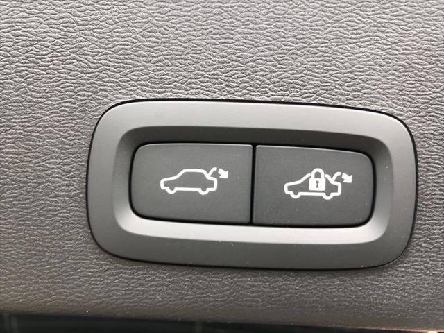2026 Volvo XC40 Core, B5 AWD Gas (mild hybrid), Dark