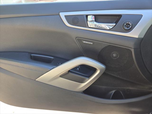 2014 Hyundai Veloster Base w/Black