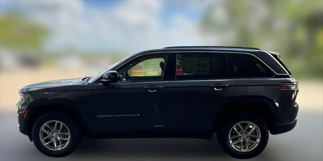 2025 Jeep Grand Cherokee GRAND CHEROKEE LAREDO X 4X4