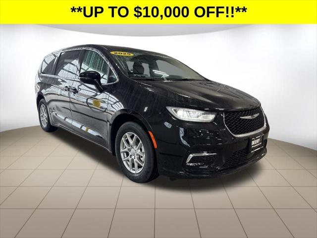 2025 Chrysler Pacifica Select for sale in Waukee, IA