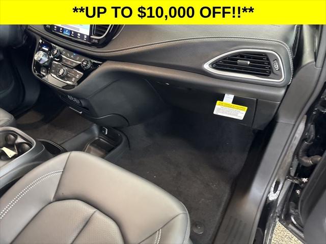 2025 Chrysler Pacifica Select