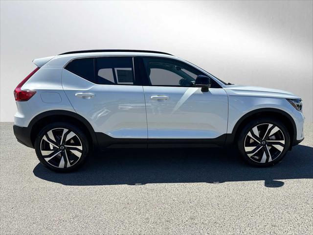 2025 Volvo XC40 B5 Plus Dark Theme