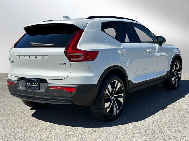 2025 Volvo XC40 B5 Plus Dark Theme