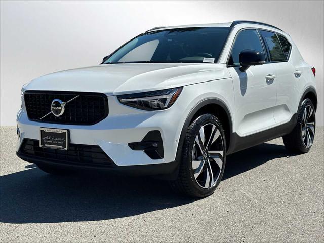 2025 Volvo XC40 B5 Plus Dark Theme