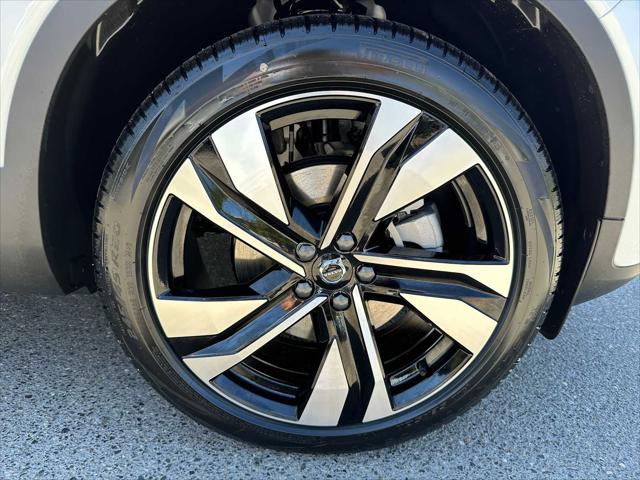 2025 Volvo XC40 B5 Plus Dark Theme