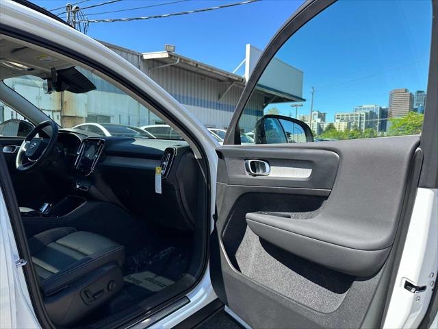 2025 Volvo XC40 B5 Plus Dark Theme