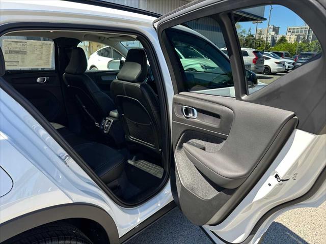 2025 Volvo XC40 B5 Plus Dark Theme