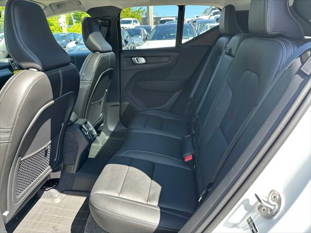 2025 Volvo XC40 B5 Plus Dark Theme