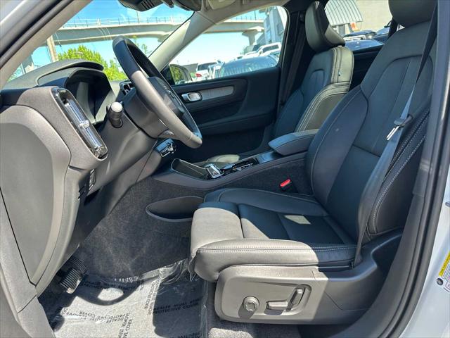2025 Volvo XC40 B5 Plus Dark Theme
