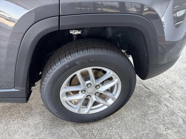 2025 Jeep Grand Cherokee GRAND CHEROKEE LAREDO X 4X4