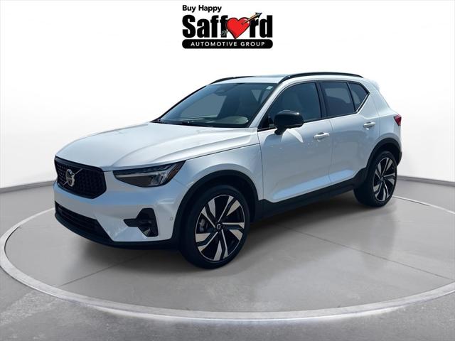 2023 Volvo XC40 B5 Ultimate Dark Theme