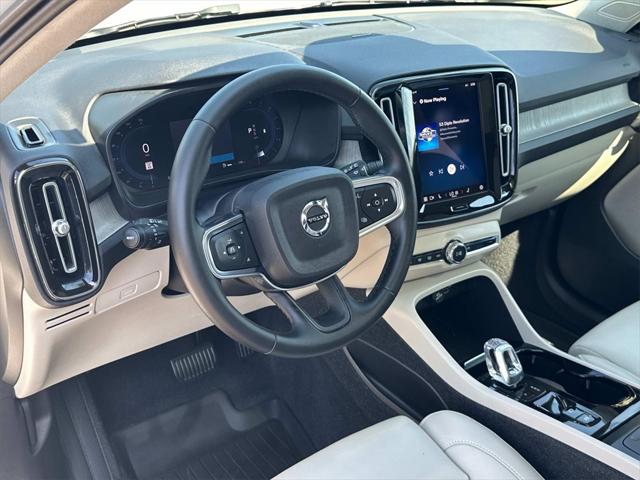 2023 Volvo XC40 B5 Ultimate Dark Theme