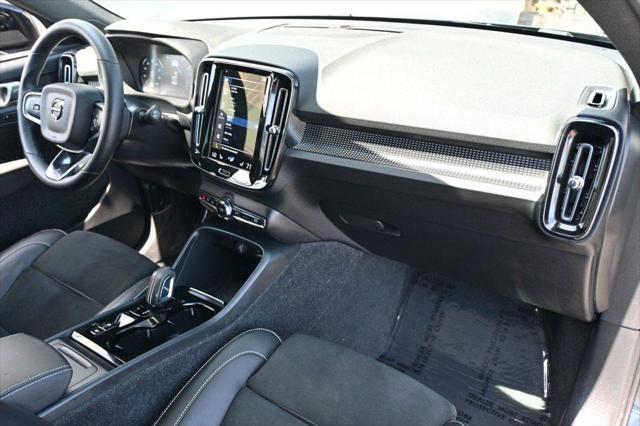 2022 Volvo XC40 T5 R-Design